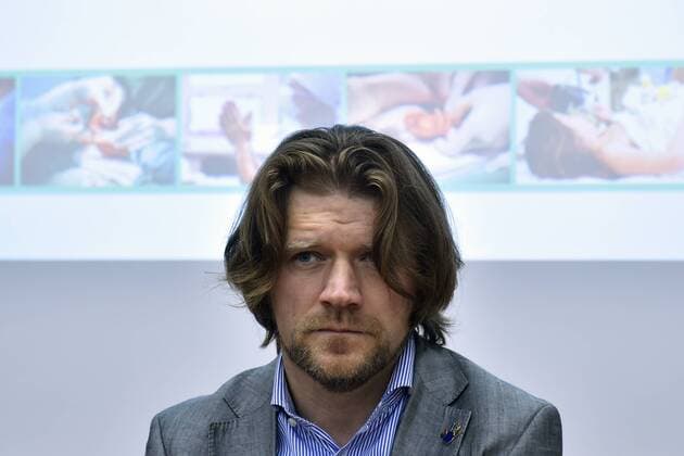 Tennis, Angriff auf Petra Kvitova, PK mit behandelndem Arzt Surgeon Radek Kebrle speaks of a surgery of Czech tennis player Petra Kvitova during a press conference PK Pressekonferenz in the hospital in Vysoke nad Jizerou, 125 km northeast of Prague on Wednesday, Dec. 21, 2016. The surgery on the two-time Wimbledon champion s left hand was successful. Kvitova was injured Tuesday when a knife-wielding intruder attacked her at her home in the town of Prostejov. The attacker is still at large. (CTKxPhoto RadekxPetrasek) CTKPhotoP201612210630701  PER_2282