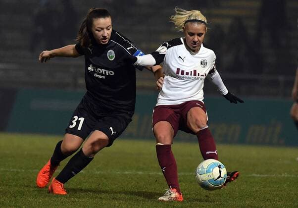 21.12.2016, xpsx, Fussball DFB-Pokal Damen, 1.FFC Frankfurt - SGS Essen, emspor v.l. Tanja Pawolllek (1.FFC Frankfurt), Ina Lehmann (Essen-Schönebeck) Frankfurt am Main