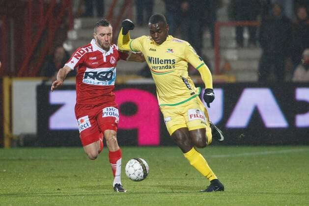 Kortrijk s Idir Ouali and Oostende s Landry Nany Dimata fight for the ball during the Jupiler Pro League match between KV Kortrijk and KV Oostende, in Kortrijk, Wednesday 21 December 2016, on day 20 of the Belgian soccer championship. KURTxDESPLENTER  x05004846x