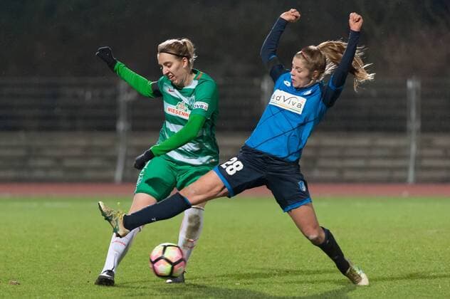 v.li.: Katharina Schiechtl (SV Werder Bremen, 9) im Zweikampf mit Tabea Waßmuth (Wassmuth, TSG 1899 Hoffenheim, 28), Fussball, DFB-Pokal der Frauen, SV Werder Bremen - TSG 1899 Hoffenheim, xobx