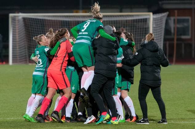 Die Spielerinnen des SV Werder Bremen feiern den Einzug in die nächste Runde, den Sieg, Jubel, Freude, Fussball, DFB-Pokal der Frauen, SV Werder Bremen - TSG 1899 Hoffenheim, xobx