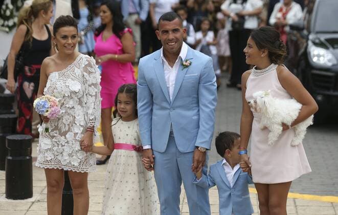 Boca Juniors striker Carlos Tevez (C) and his girlfriend Vanesa Mansilla (L) pose with the Tevez s sons Florencia (R), Katie (2L) and Lito Junior (2R) after their civil ceremony held in San Isidro, Buenos Aires, Argentina on 22 December 2016. The wedding will continue during four days. Boca Juniors striker Carlos Tevez weeding !ACHTUNG: NUR REDAKTIONELLE NUTZUNG!  75550953st