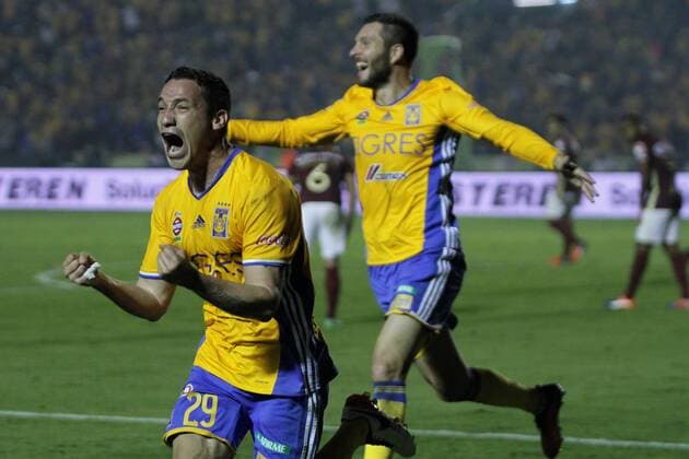 Fußball, Mexiko, Tigres de Monterrey gewinnen Torneo Apertura December 25, 2016 - Mexico - EUM20161225DEP25.JPG.MONTERREY, N.L.- Soccer Futbol-Final Apertura 2016.- Tigres se corono campeon del Apertura 2016 al derrotar en penales al America despues de un empate 1-1, partido celebrado en el estadio Universitario, el domingo 25 de diciembre de 2016. El jugador Jesus Duenas celebra su anotacion que daba el empate a su equipo. Foto: Agencia EL UNIVERSAL Carlos Mejia RCC Latin News - December 25, 2016  - ZUMAu78_ 20161225_zaf_u78_067