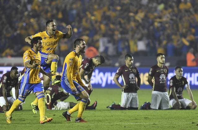 Fußball, Mexiko, Tigres de Monterrey gewinnen Torneo Apertura Tigres players celebrate after defeating Aguilas del America to win the Apertura Tournament s final second leg match at Universitario Stadium in Monterrey, Mexico, 25 December 2016. Tigres won the title of the Mexican Apertura Tournament in penalty shoot-out stage after the team scored the 1-1 overtime. Apertura Tournament s final match Tigres vs. Aguilas del America !ACHTUNG: NUR REDAKTIONELLE NUTZUNG!  GRA002 20161226-636183398200507686
