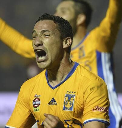 Tigres Jesus Duenas (C) celebrates after scoring against Aguilas del America during the penalty shoot-out stage in the Apertura Tournament s final second leg match at Universitario Stadium in Monterrey, Mexico, 25 December 2016. Tigres won the title of the Mexican Apertura Tournament in penalty shoot-out stage after the team scored the 1-1 overtime. Apertura Tournament s final match Tigres vs. Aguilas del America !ACHTUNG: NUR REDAKTIONELLE NUTZUNG!  20161226-636183400039100114