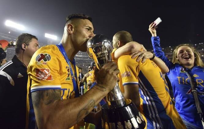 Fußball, Mexiko, Tigres de Monterrey gewinnen Torneo Apertura Tigres players celebrate after defeating Aguilas del America to win the Apertura Tournament s final second leg match at Universitario Stadium in Monterrey, Mexico, 25 December 2016. Tigres won the title of the Mexican Apertura Tournament in penalty shoot-out stage after the team scored the 1-1 overtime. Apertura Tournament s final match Tigres vs. Aguilas del America !ACHTUNG: NUR REDAKTIONELLE NUTZUNG!  20161226-636183401269158332