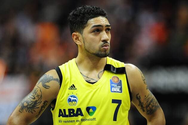 Peyton SIVA ( USA 7 ALBA Berlin ) und sein ALBA Berlin Team spielen im Trauerflor - Aktion - Spielszene - Querformat - quer - horizontal - BBL Alba Berlin vs Rasta Vechta - Location Ort: Max Schmeling Halle Berlin - Deutschland Germany - Europa Europa - Date Datum: 26.12.2016