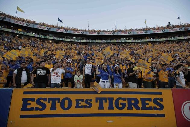 Fußball, Mexiko, Tigres de Monterrey gewinnen Torneo Apertura - December 26, 2016 - Mexico - EUM20161226DEP02.JPG.MONTERREY, N.L. Soccer Futbol-Final Apertura 2016.- En las tribunas del Estadio Universitario la aficion felina alienta a su equipo a ganar la quinta estrella de su historia; final del torneo Apertura 2016 entre Tigres y America, domingo 25 de diciembre de 2016. En serie de penales, los Universitarios vencieron 3-0 a los de Coapa. - December 26, 2016  - ZUMAu78_ 20161226_zaf_u78_004