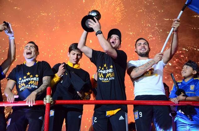 Fußball, Mexiko, Tigres de Monterrey gewinnen Torneo Apertura - December 26, 2016 - Mexico - EUM20161226DEP11.JPG.MONTERREY, N.L.- Soccer Futbol-Final Apertura 2016.- Los jugadores de Tigres celebran la conquista del quinto titulo de la institucion felina el domingo 25 de diciembre de 2016. El cuadro comandado por Ricardo Ferreti vencio en penales al America en la final de torneo Apertura 2016, Estadio Universitario. Foto: Agencia EL UNIVERSAL Emilio Vazquez EVZ Latin News - December 26, 2016  - ZUMAu78_ 20161226_zaf_u78_013
