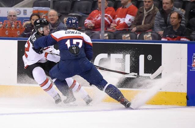Eishockey, U20 WM, Kanada - Slowakei TORONTO, ON - DECEMBER 27: Canada forward Julien Gauthier (12) clears the puck away from Slovakia defenceman Mario Grman (17) in the first period at the World Junior Hockey Championships during the Slovakia versus Canada game on December 27, 2016, at the Air Canada Centre in Toronto, Ontario. (Photo by Dan Hamilton Icon Sportswire) HOCKEY: DEC 27 IIHF World Junior Championship - Canada v Slovakia Icon16122711 EDITORIAL USE ONLY