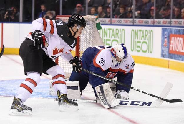 Eishockey, U20 WM, Kanada - Slowakei TORONTO, ON - DECEMBER 27: Slovakia goalie Adam Huska (30) covers the puck before Canada forward Matt Barzal (14) can reach it during the first period at the World Junior Hockey Championships during the Slovakia versus Canada game on December 27, 2016, at the Air Canada Centre in Toronto, Ontario. (Photo by Dan Hamilton Icon Sportswire) HOCKEY: DEC 27 IIHF World Junior Championship - Canada v Slovakia Icon16122701 EDITORIAL USE ONLY