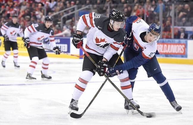 Eishockey, U20 WM, Kanada - Slowakei TORONTO, ON - DECEMBER 27: Canada forward Pierre-Luc Dubois (18) battles for the puck with Slovakia forward Filip Lestan (27) during the first period at the World Junior Hockey Championships during the Slovakia versus Canada game on December 27, 2016, at the Air Canada Centre in Toronto, Ontario. (Photo by Dan Hamilton Icon Sportswire) HOCKEY: DEC 27 IIHF World Junior Championship - Canada v Slovakia Icon16122702 EDITORIAL USE ONLY
