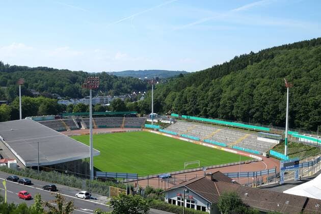 Fußball, Stadiongeschichte Sportfreunde Siegen Das Leimbachstadion wurde fuer den DFB-Pokal umgebaut, umgeruestet Donnerstag 06.08.2015, DFB Pokal 1. Runde in Siegen, TuS Erndtebrueck - SV Darmstadt 98