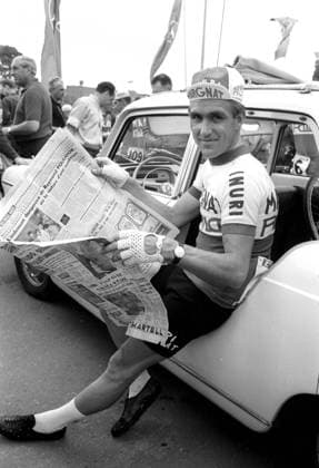 Tour de France 1965 in Köln : Hennes Junkermann liest vor dem Start franz. Zeitung HM