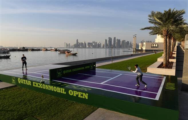 Tennis, Djokovic und Murray bei Promotion zur Qatar Open Andy Murray,England spielt vor der Skyline in Doha mit Novak Djokovic auf einem Mini-Court Tennis