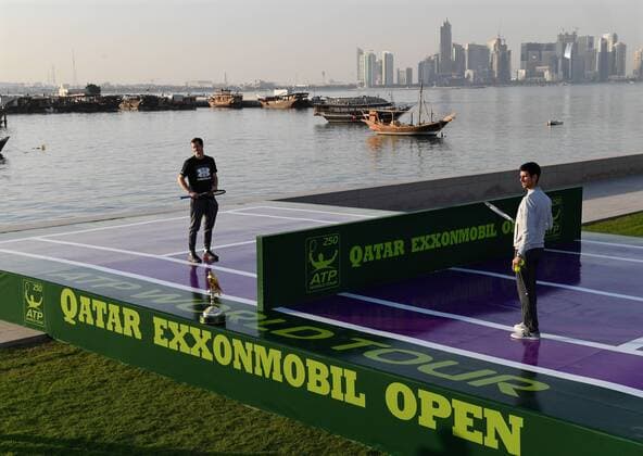 Andy Murray,England spielt vor der Skyline in Doha mit Novak Djokovic auf einem Mini-Court Tennis