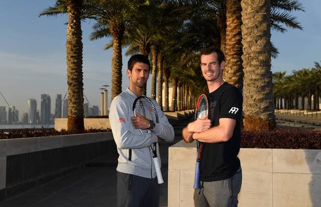 Tennis, Djokovic und Murray bei Promotion zur Qatar Open Andy Murray,England spielt vor der Skyline in Doha mit Novak Djokovic auf einem Mini-Court Tennis