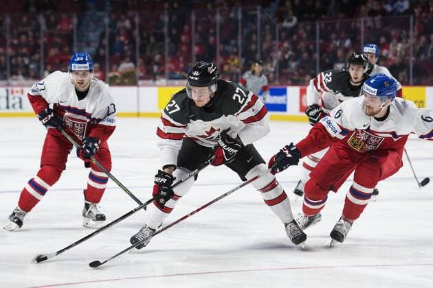 Eishockey, U20 WM, Kanada - Tschechien Simon Stransky, Ondrej Vala, Kanadas Mitchell Stephens - Montreal - Eishockey, Junioren WM, Nationalteam Länderspiel, Kanada vs. Tschechien.  Copyright: JOELxMARKLUND BB170102JM070
