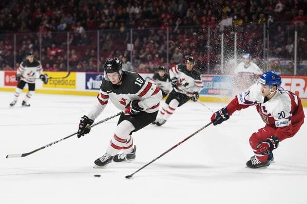 Eishockey, U20 WM, Kanada - Tschechien Kanadas Taylor Raddysh, Jakub Zboril - Montreal - Eishockey, Junioren WM, Nationalteam Länderspiel, Kanada vs. Tschechien.  Copyright: JOELxMARKLUND BB170102JM090