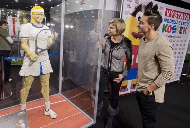 Bilder des Tages - SPORT An exhibition of models from Lego bricks featuring a five-meter Titanic and a statue of Czech-born tennis champion Martina Navratilova, installed at the Vystaviste exhibition grounds by Polish organisers, was unveiled by former cross-country skiing champion Katerina Neumannova today, on Tuesday, January 3, 2017. Pictured right is moderator Michal Hrdlicka. (CTKxPhoto VitxSimanek) CTKPhotoP201701030651401  VIS 006 K