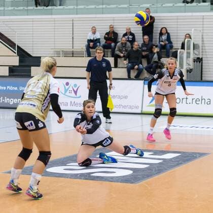 v.li.: Lisa Stock (Schwarz-Weiß Erfurt, 14, Libero), Luise Wolf (Schwarz-Weiß Erfurt, 3), Antonia Stautz (Schwarz-Weiß Erfurt, 6), Volleyball, Volleyball-Bundesliga Frauen, Schwarz-Weiß Erfurt - Dresdner SC, xprx
