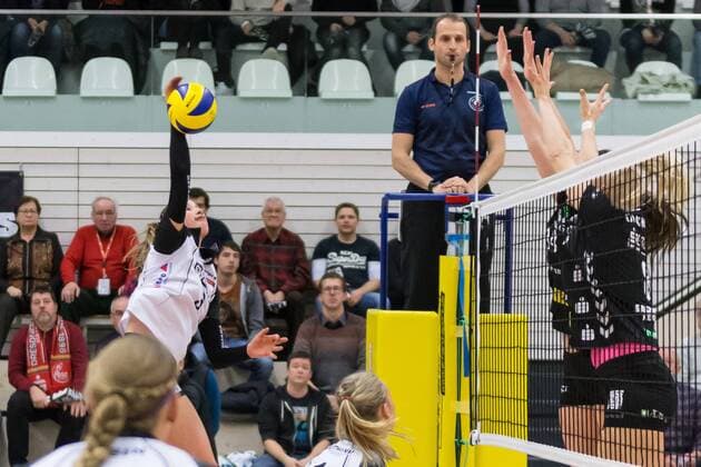 Luise Wolf (Schwarz-Weiß Erfurt, 3) beim Angriff, Volleyball, Volleyball-Bundesliga Frauen, Schwarz-Weiß Erfurt - Dresdner SC, xprx