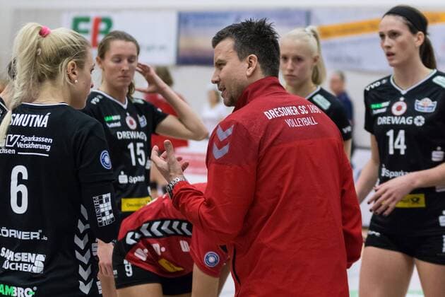 Trainer, team coach Alexander Waibl (Dresdner SC) während der Auszeit; Ansprache, Volleyball, Volleyball-Bundesliga Frauen, Schwarz-Weiß Erfurt - Dresdner SC, xprx