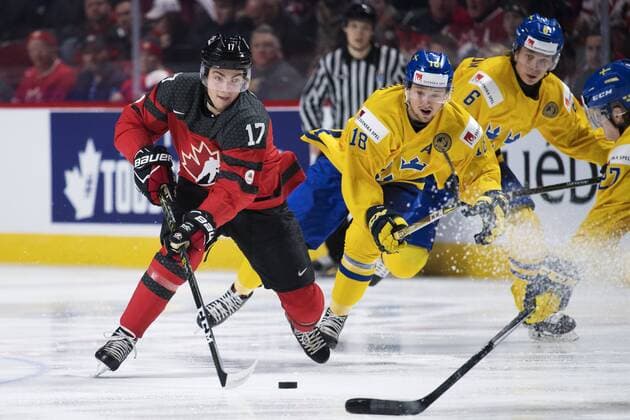 Eishockey, U20 WM, Schweden - Kanada Kanadas Tyson Jost, Rasmus Asplund - Montreal - Eishockey, Junioren WM, Nationalteam Länderspiel, Halbfinale, Schweden vs. Kanada.  Copyright: JOELxMARKLUND BB170104JM042