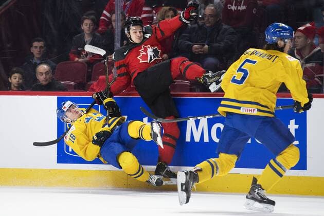 Eishockey, U20 WM, Schweden - Kanada Carl Grundström, Kanadas Matt Barzal - Montreal - Eishockey, Junioren WM, Nationalteam Länderspiel, Halbfinale, Schweden vs. Kanada.  Copyright: JOELxMARKLUND BB170104JM047