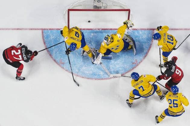 Eishockey, U20 WM, Schweden - Kanada Kanadas Mitchell Stephens, Felix Sandström - Montreal - Eishockey, Junioren WM, Nationalteam Länderspiel, Halbfinale, Schweden vs. Kanada.  Copyright: JOELxMARKLUND BB170104JM102
