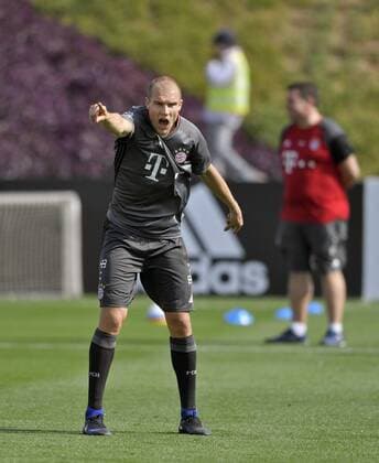 05.01.2017, Fussball 1.Bundesliga 2016 2017, FC Bayern München Wintertrainingslager in Doha (Katar). Training auf dem Trainingsplatz der Aspire Academy bei Doha, Holger Badstuber (FC Bayern München) gibt Anweisungen. 