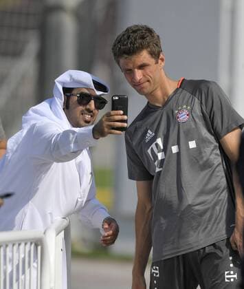 Themen der Woche - SPORT Bilder des Tages - SPORT 05.01.2017, Fussball 1.Bundesliga 2016 2017, FC Bayern München Wintertrainingslager in Doha (Katar). Training auf dem Trainingsplatz der Aspire Academy bei Doha, Einheimischer Katari in traditioneller Kleidung macht ein Selfie mit Thomas Müller (FC Bayern München). 