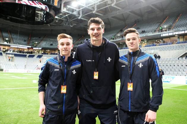 Hallenfussball Harder13 Cup 2017, emspor emonline deloka, v.l. Vor dem Turnier Johannes Wolff (SV Darmstadt 98) Dominik Stroh-Engel (SV Darmstadt 98) Liam Fisch (SV Darmstadt 98) Mannheim oz
