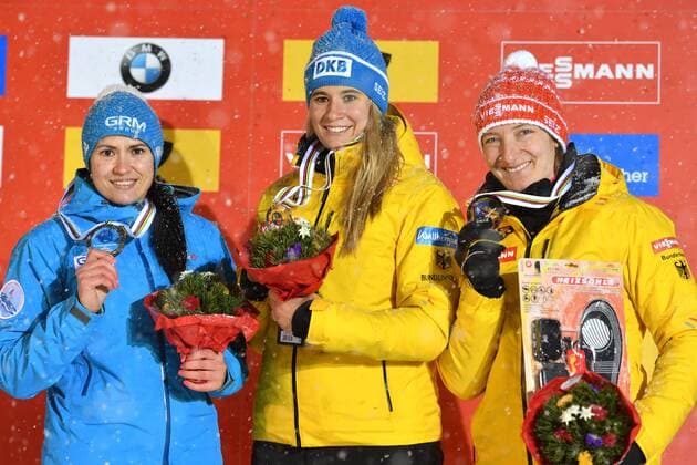 Rodeln, EM in Königssee, Siegerehrung Damen v.li:Tayana IVANOVA (RUS),Natalie GEISENBERGER (GER),Tatjana HUEFNER (GER),mit Medaille,Siegerehrung, Einsitzer Damen. Rodeln,Weltcup in Koenigsee ,EM 2017 Rennrodeln am 05.01.2016.Kunsteisbahn Koenigssee.