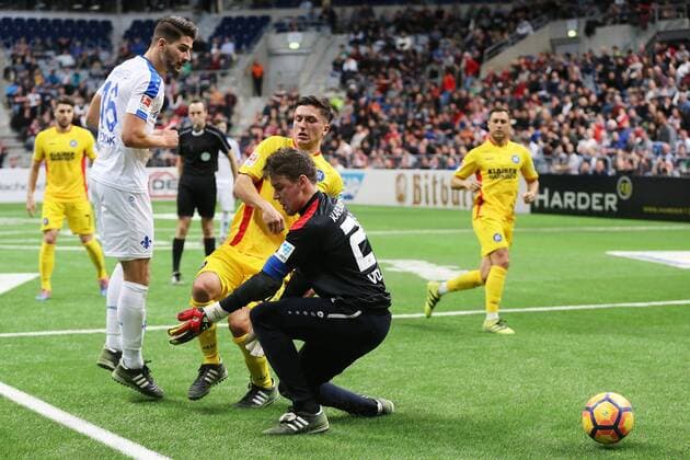 05.01.2017, xtvx, Hallenfussball Harder13 Cup 2017, emspor emonline deloka, v.l. Torschuss, has a shot on goal Antonio Colak (SV Darmstadt 98) Torwart Rene Vollath (Karlsruher SC) Mannheim oz