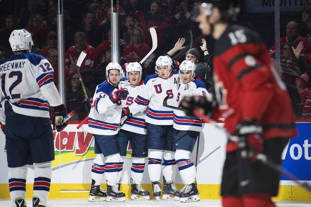 Eishockey, U20 WM, Finale, USA - Kanada 170105 USA:s Charlie McAvoy jublar med lagkamrater efter att ha reducerat till 1-2 U20 WM, Finale, USA - Kanada Montreal.  Copyright: JOELxMARKLUND BB170105JM058