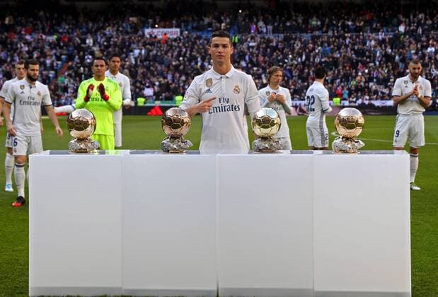 Themen der Woche - SPORT Bilder des Tages - SPORT Real Madrid s Portuguese forward Cristiano Ronaldo (C) poses with his four Ballon d Or trophies prior to the start of their Spanish Primera Division League s soccer match against Granada at the Santiago Bernabeu stadium in Madrid, Spain, 07 January 2017. Ronaldo dedicated his Ballon d Or 2016 to the fans of Real Madrid in a short ceremony before the match. Cristiano Ronaldo dedicates his fourth Ballon d Or to Real Madrid s fans !ACHTUNG: NUR REDAKTIONELLE NUTZUNG!  GRA047 20170107-636193934164674691