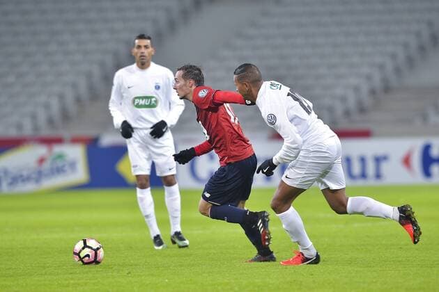 Fußball, Coupe de France, OSC Lille - Excelsior St. Joseph Eric Bautheac (Losc) v Roberto Elcaman (Excelsior) - Losc Lille OSC vs AS Excelsior - 32e coupe de France - 07 01 2017 JBAutissier Panoramic 
