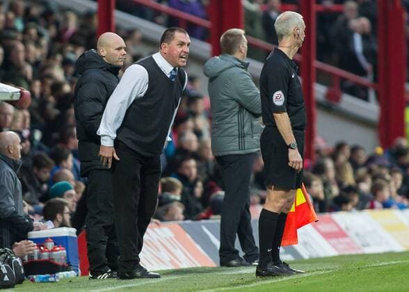 Fußball, Trainerhistorie Brentford FC von 1903 bis heute Football - 2016 2017 FA Cup - Third Round: Brentford vs. Eastleigh Eastleigh Manager Martin Allen lambastes the linesmans over his decision making at Griffin Park. COLORSPORT DANIEL BEARHAM  bre_eas