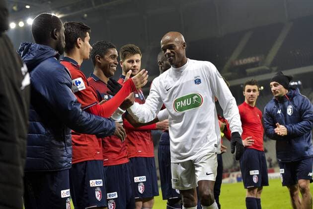 Fußball, Coupe de France, OSC Lille - Excelsior St. Joseph Losc Spieler stehen Spalier FOOTBALL : Losc OSC Lille vs AS Excelsior Saint Joseph - 32e coupe de France - 07 01 2017 JBAutissier Panoramic 