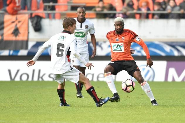 Fußball, Coupe de France, FC Lorient - OGC Nizza Mvuemba Arnold (FC Lorient) - KOZIELLO Vincent (Nice) FOOTBALL : CDF - FC Lorient - OGC Nice - 08 01 2017 BrunoPerrel Panoramic 