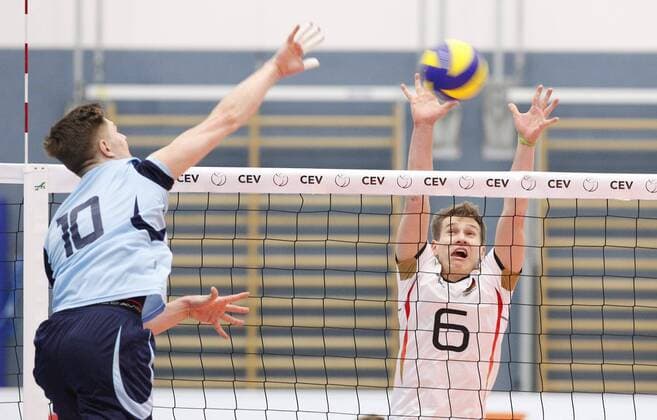 Volleyball Hessen - U21 U 21 WM-Qualifikation Männer 08.01.2017 Germany (ws) - Romania (blau) v.l. Robert Adrian Aciobanitei (Romania 10), Johannes Tille (Germany 6) Germany - Romania