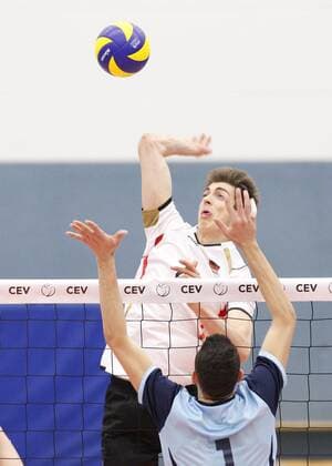 Volleyball Hessen - U21 U 21 WM-Qualifikation Männer 08.01.2017 Germany (ws) - Romania (blau) v.l. Tobias Krick (Germany 11), Tudor Magdas (Romania 1) Germany - Romania