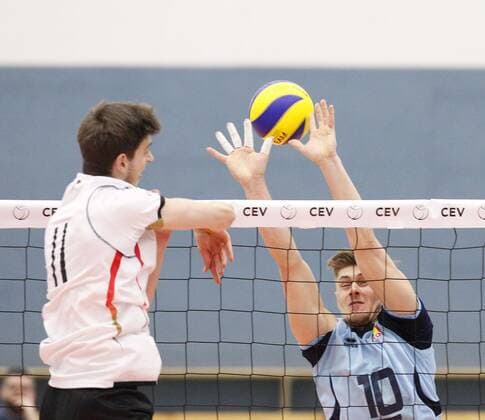 Volleyball Hessen - U21 U 21 WM-Qualifikation Männer 08.01.2017 Germany (ws) - Romania (blau) v.l. Tobias Krick (Germany 11), Robert Adrian Aciobanitei (Romania 10) Germany - Romania