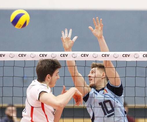 Volleyball Hessen - U21 U 21 WM-Qualifikation Männer 08.01.2017 Germany (ws) - Romania (blau) v.l. Tobias Krick (Germany 11), Robert Adrian Aciobanitei (Romania 10) Germany - Romania