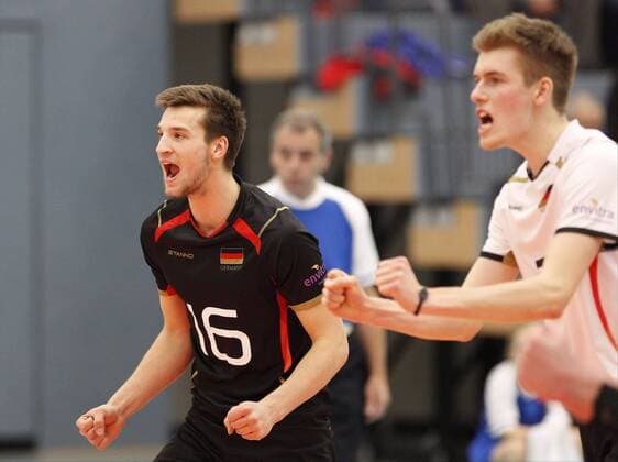 Volleyball Hessen - U21 U 21 WM-Qualifikation Männer 08.01.2017 Germany (ws) - Romania (blau) v.l. Julian Zenger (Germany 16), Corbin Balster (Germany 7) Germany - Romania