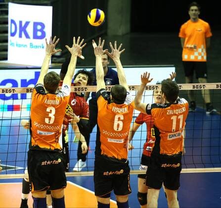 Bilder des Tages - SPORT GER, 1.VBL, BR VOLLEYS VS. TV INGERSOLL BUEHL 08.01.2017, Max Schmeling Halle, Berlin, GER, 1.VBL, BR VOLLEYS VS. TV INGERSOLL BUEHL, im Bild Robert Kromm (BR Volleys 3), Felix Fischer (BR Volleys 6), Tsimafei Zhukouski (BR Volleys 11), Ilya Zhilin (Ingersoll Buehl 6) nordphotox xEngler