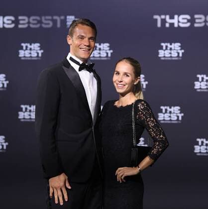 Fussball International FIFA The Best Football Awards 2016 09.01.2017 Torwart Manuel Neuer (li, FC Bayern Muenchen Deutschland) mit Nina Weiss 