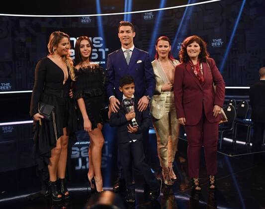 Bilder des Tages - SPORT Fussball International FIFA The Best Football Awards 2016 09.01.2017 The Best 2016; Cristiano Ronaldo (Real Madrid Portugal) mit Familie; seiner neue Freundin Georgina Rodriguez (Mitte li) und Sohn Cristiano Ronaldo Jr (Mitte) mit Pokal, Mutter Maria Dolores dos Santos Aveiro (re) 