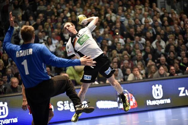 09.01.2016, xkhx, Kassel, Rothenbach-Halle Handball-Nationalmannschaft im Vorfeld der WM 2017 Länderspiel Deuschland- Österreich Holger Glandorf (GER) gegen Torwart Thomas Bauer (AUT)